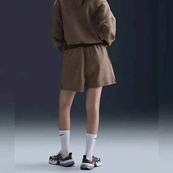 NWT Nike 24.7 Impossibly Soft Dri-FIT Mid-Rise Loose 4" Shorts Womens Med/ Large - Picture 2 of 3